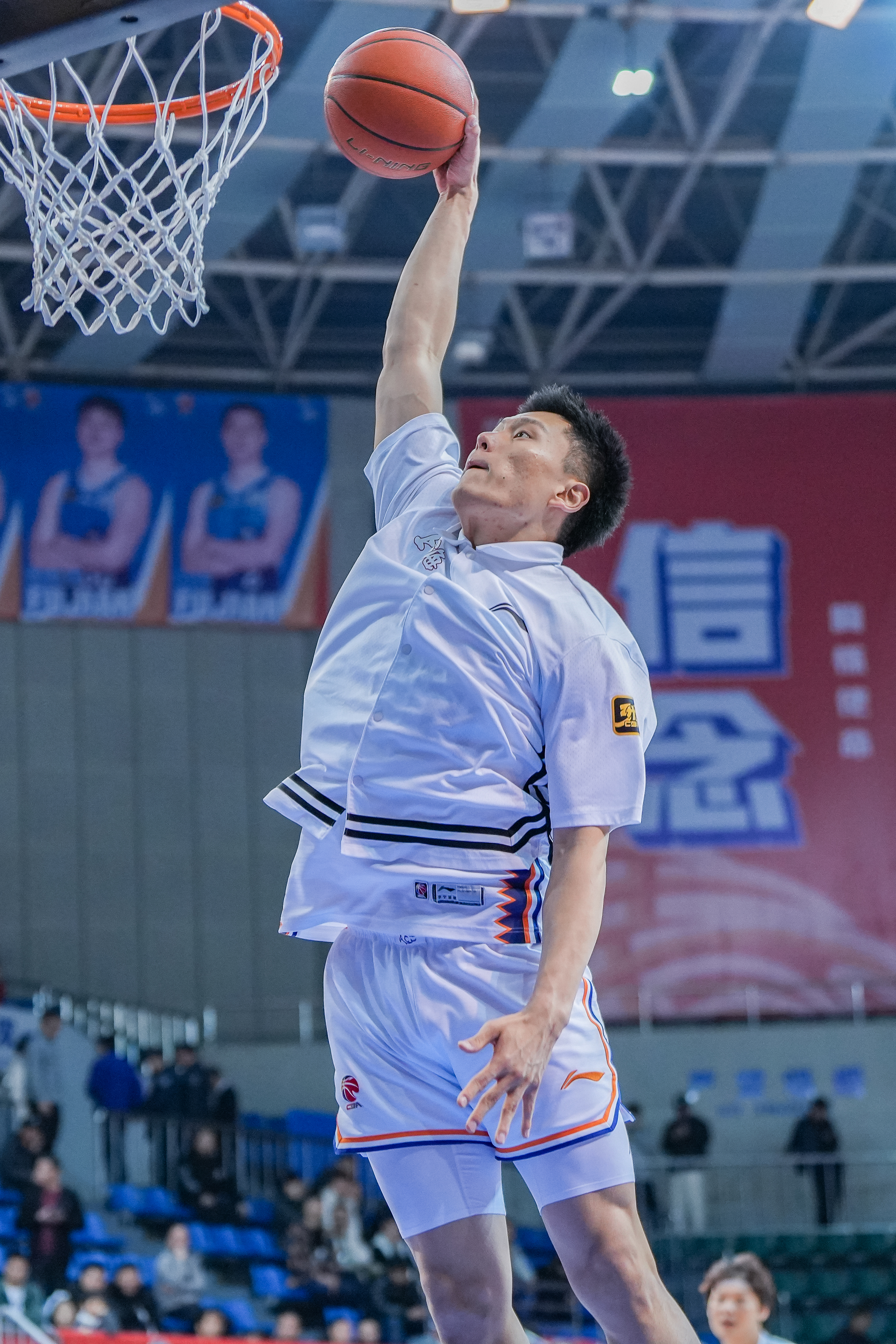  持續(xù)漲球！上海男籃“李花”組合—李弘權、李添榮