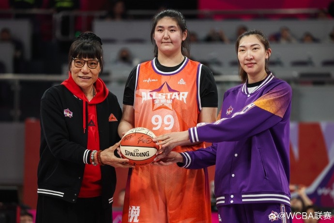  一代代中國女籃長城的傳承！鄭海霞、韓旭、張子宇大合照