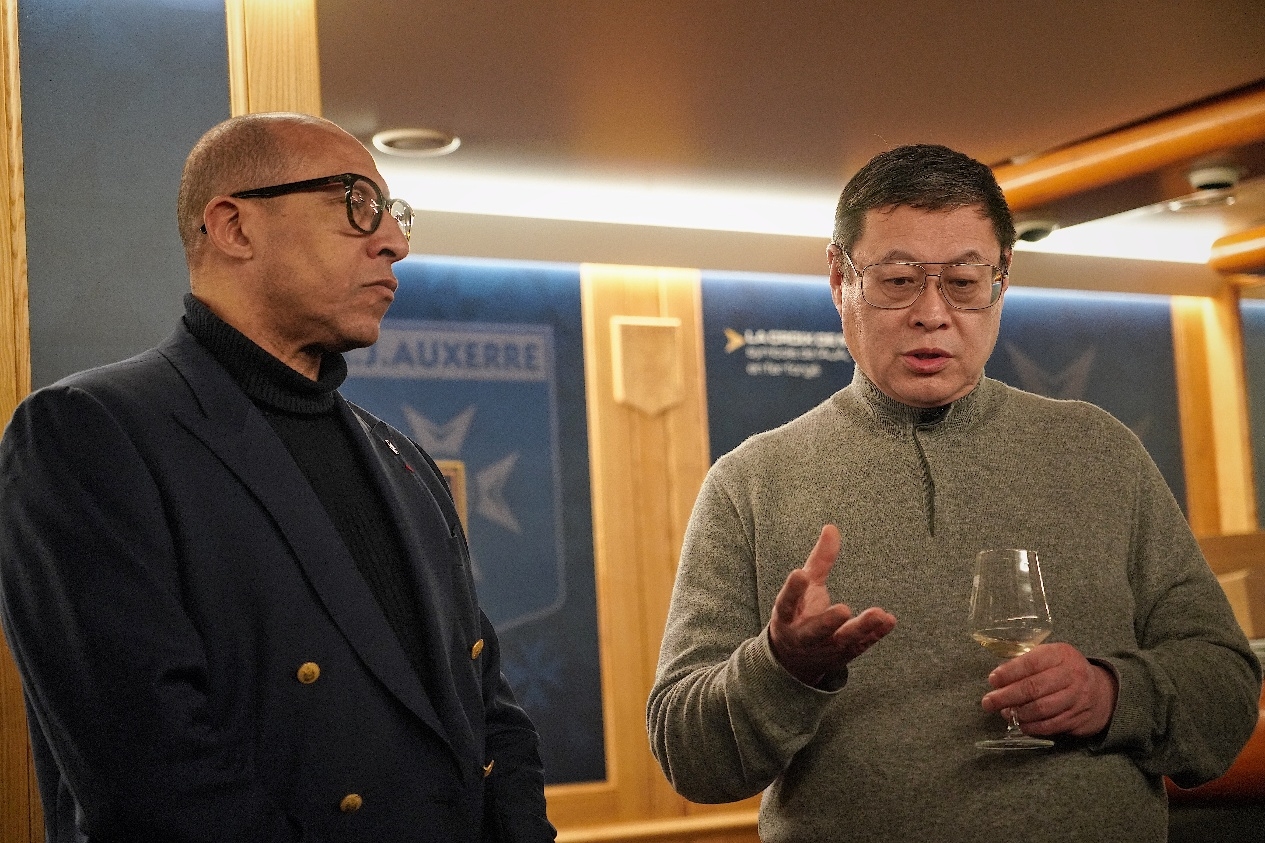  法國(guó)足協(xié)主席迪亞洛做客歐塞爾，并與董事會(huì)主席周云杰會(huì)晤