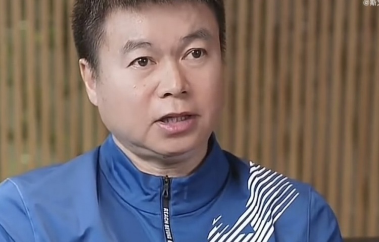  于根偉談巴頓踢右后衛(wèi)：選位還是有些高 一度未更好協(xié)助后場(chǎng)出球