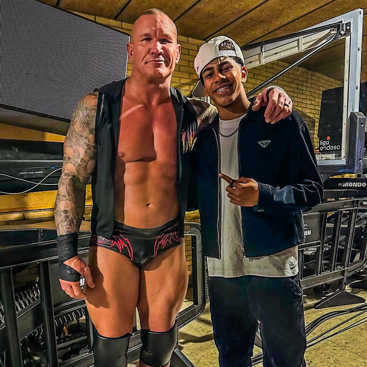  小心RKO！亞馬爾現(xiàn)場觀戰(zhàn)WWE，和奧爾頓、Triple H等合影