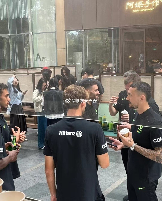  松弛感拉滿！澳大利亞隊員在杭州街頭喝奶茶