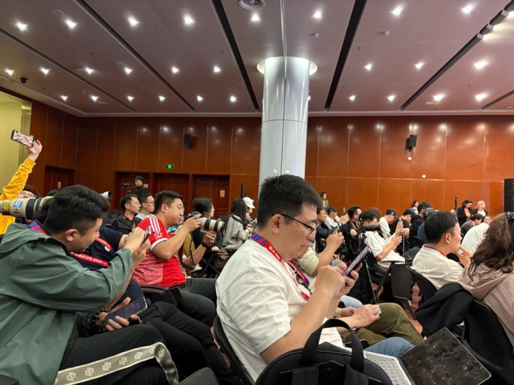  萬眾矚目！記者擠滿國足賽前新聞發(fā)布廳，賽場記者預(yù)計超300人