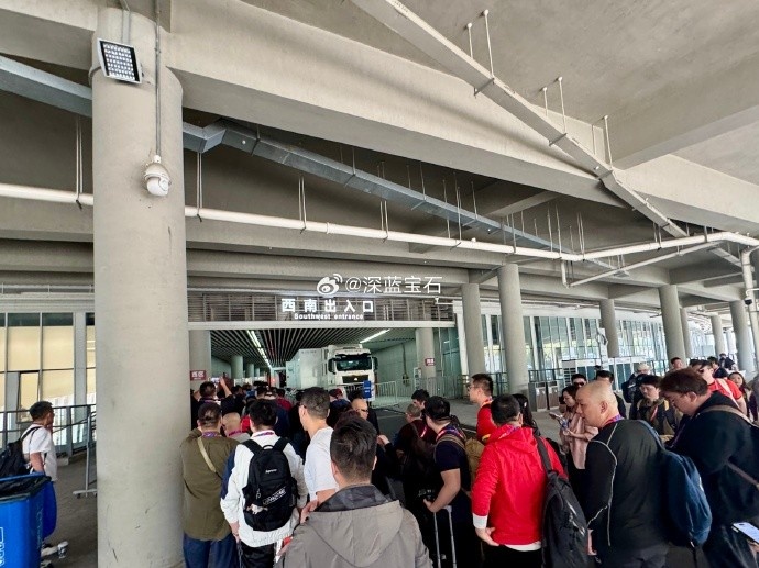  盛況空前！記者曬照：距離中澳之戰(zhàn)還有三小時(shí)，現(xiàn)場記者已超百名