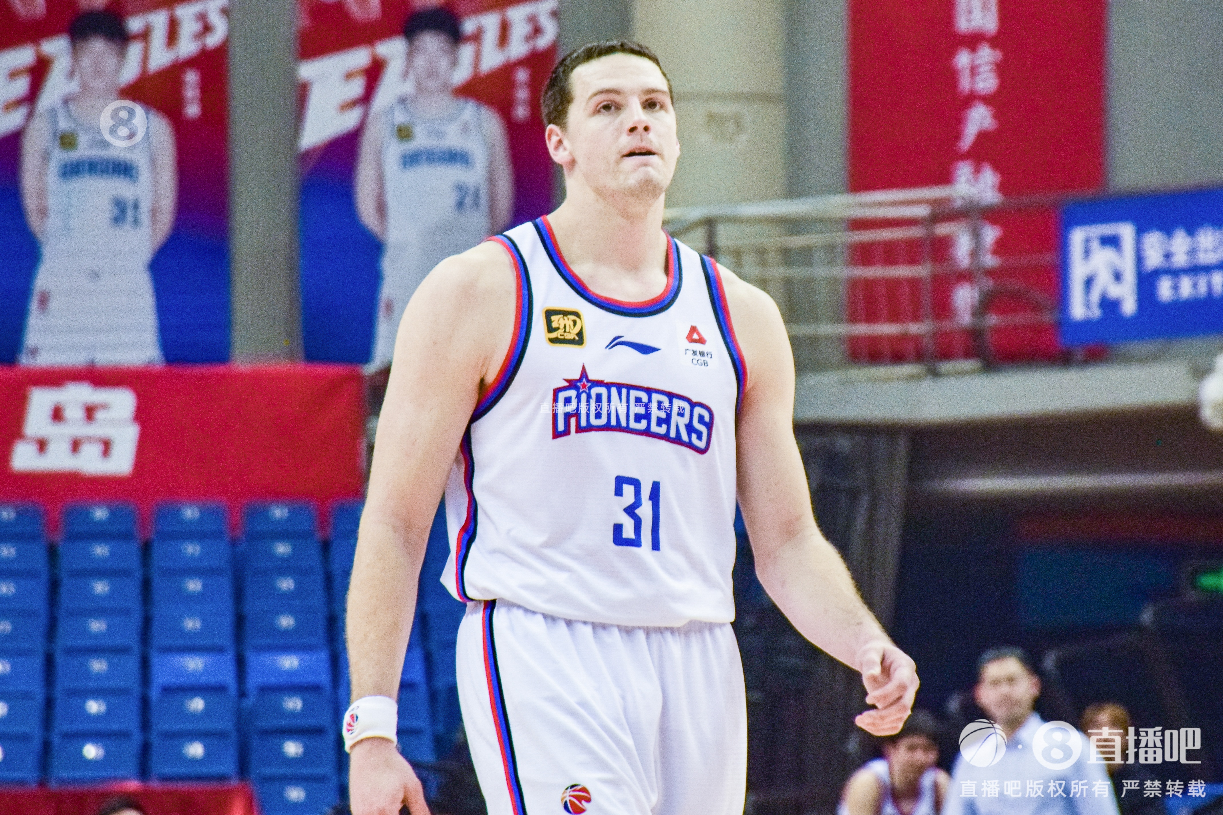  手感來遲了！大衛(wèi)-詹姆斯19中7&三分10中4拿到18分15籃板